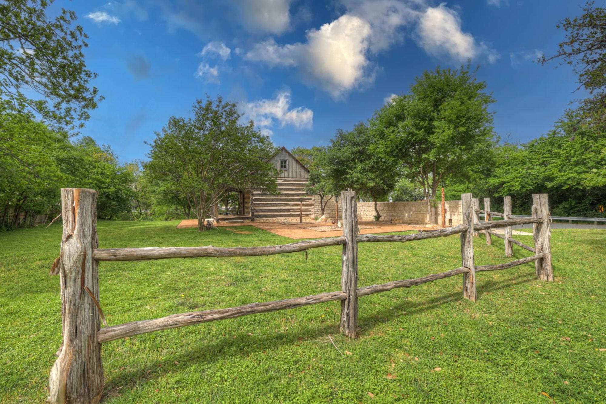 Вилла Town Creek Cabin Walk To Main St Фредериксберг Экстерьер фото